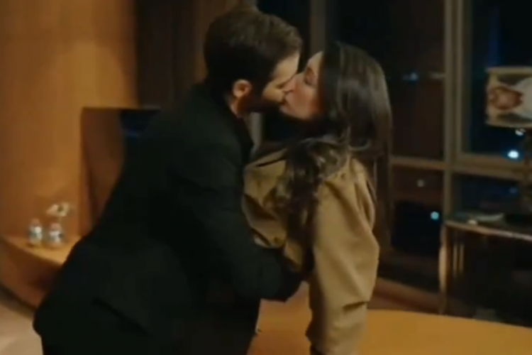 Öpüşme sahnesi seyirciyi ikiye böldü