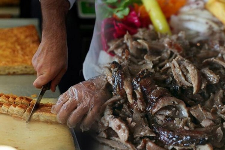 Bursa'da bu restoranların &ouml;n&uuml;nden bile ge&ccedil;meyin! Et d&ouml;ner, b&ouml;rek diye bakın ne yedirmişler?