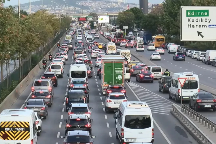 İstanbul'da trafik kilit! Yoğunluk y&uuml;zde 75'e &ccedil;ıktı