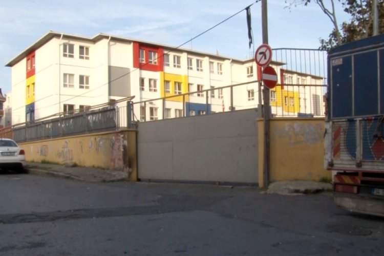 Okulun kapısı &ouml;ğrencilerin &uuml;st&uuml;ne d&uuml;şt&uuml;: 4 yaralı