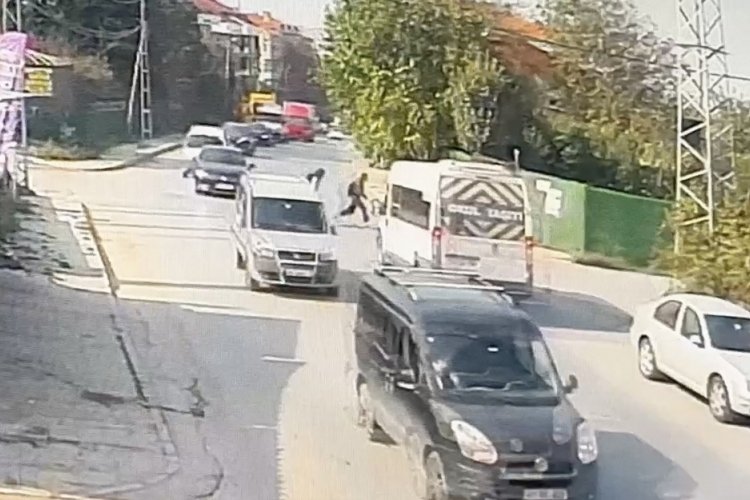 Servis minib&uuml;s&uuml; &ccedil;ocuğa &ccedil;arptı