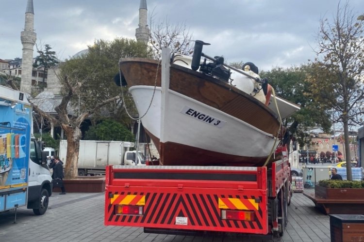 &Uuml;sk&uuml;dar'da yolcu motoru balık&ccedil;ı teknesine &ccedil;arptı