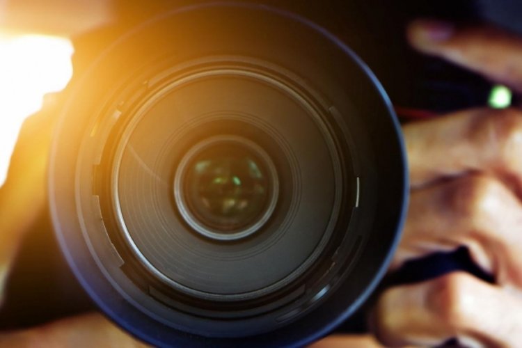İş arkadaşının fotoğrafını &ccedil;ekti, başı belaya girdi!