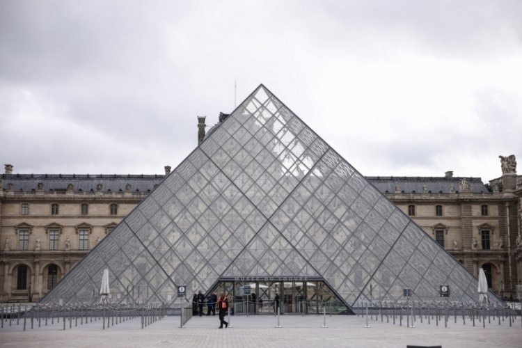 Tarihi Louvre soygunu g&ouml;r&uuml;nt&uuml;leri ortaya &ccedil;ıktı!