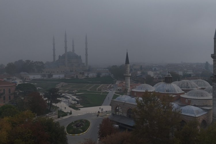Selimiye Camisi sis bulutları arasında kayboldu