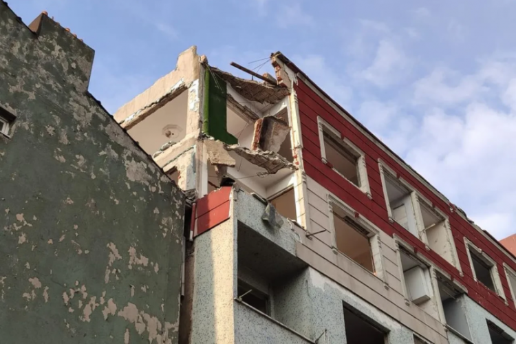 Bir binanın balkonu &ccedil;&ouml;kt&uuml;! G&ouml;rd&uuml;kleri manzara karşısında şoke oldular