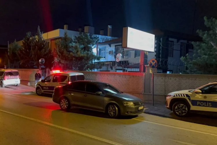 Kuzenini taciz eden 18 yaşındaki genci, polis merkezinde &ouml;ld&uuml;rd&uuml;