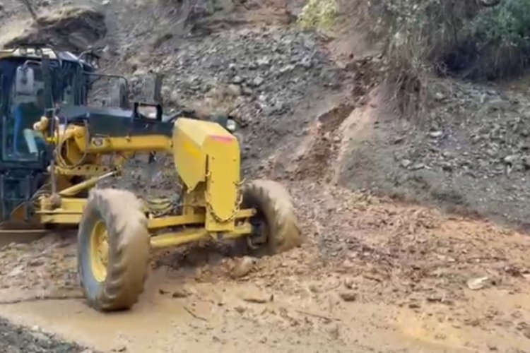 Heyelan sonucu onlarca k&ouml;y yolu ulaşıma kapandı!