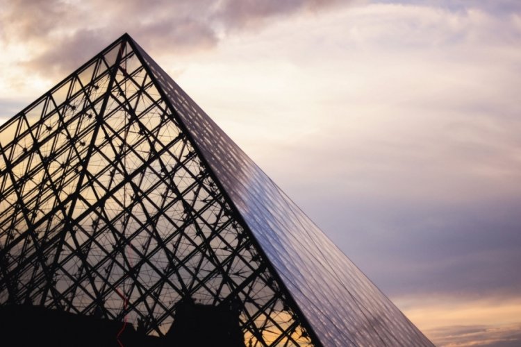D&uuml;nyanın g&uuml;ndemini sarsan Louvre soygununda flaş gelişme! Fatura ona kesildi...