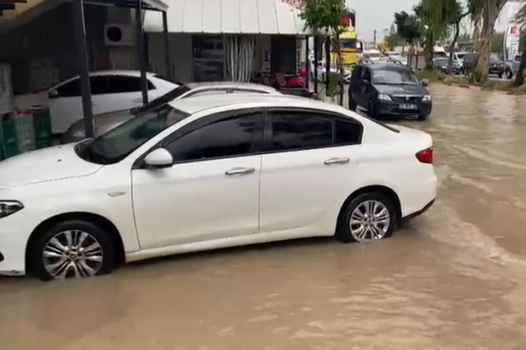 Sağanak sonrası yollar g&ouml;le d&ouml;nd&uuml;, ara&ccedil;lar mahsur kaldı