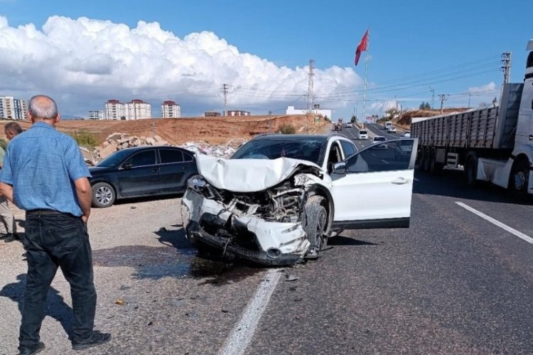 Trakt&ouml;r ile otomobil &ccedil;arpıştı: 4 yaralı