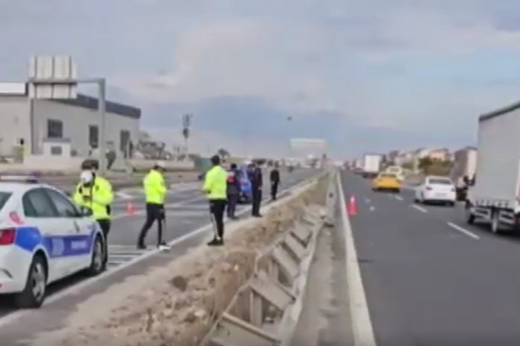 Bariyere &ccedil;arpan kamyonetin s&uuml;r&uuml;c&uuml;s&uuml;n&uuml;n ayağı koptu