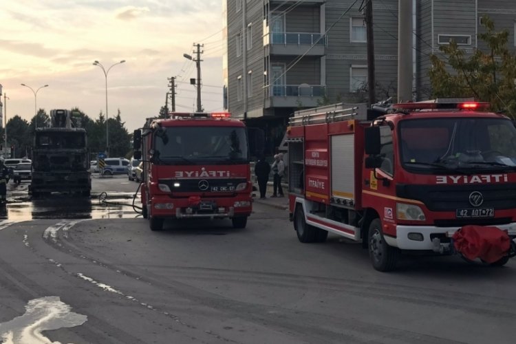 Beton pompası alev alev yandı, 2 otomobil zarar g&ouml;rd&uuml;