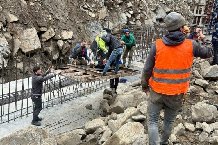 Duvar inşaatında kalıp &ccedil;&ouml;kt&uuml;: 5 iş&ccedil;i yaralı
