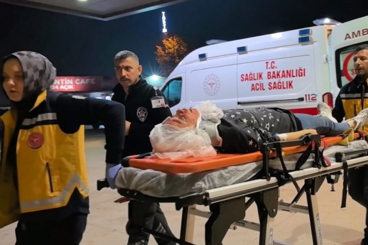 Bursa'da kontrolden &ccedil;ıkan ara&ccedil; duvara &ccedil;arptı! Yaralılar var...