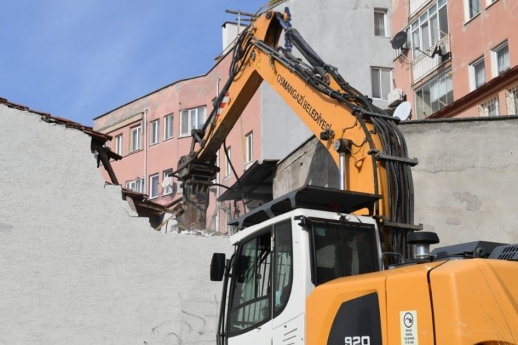 Bursa'da tarihi koruyan yıkım!