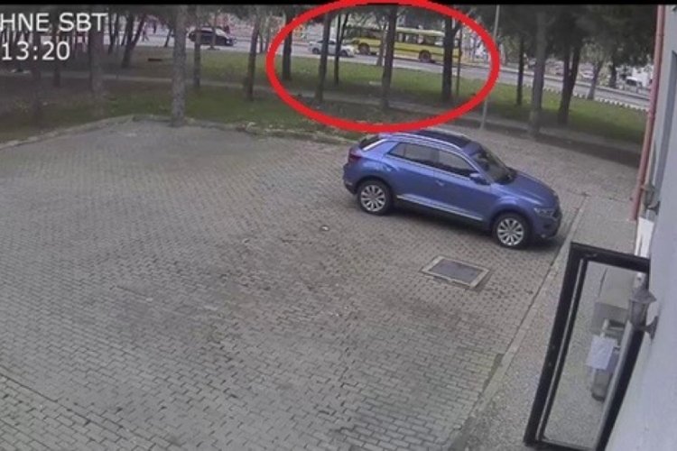 Bursa'da kamp&uuml;steki belediye otob&uuml;s&uuml; kadına &ccedil;arptı