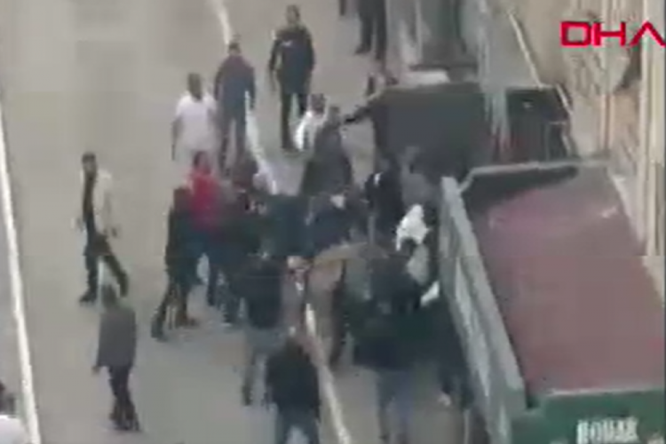 Restoran &ccedil;ıkan kavga sokağa taştı! Tekmeler, yumruklar havalarda u&ccedil;tu...