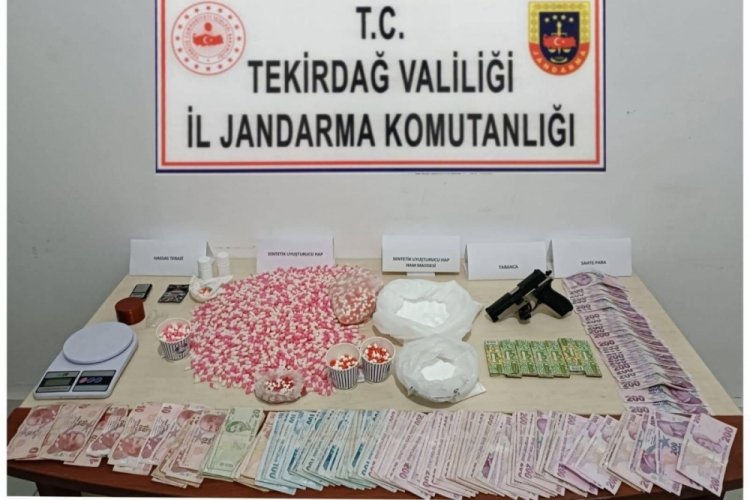 İla&ccedil; fabrikasından &ccedil;aldığı ham maddeyle uyuşturucu &uuml;reten 4 kişi tutuklandı