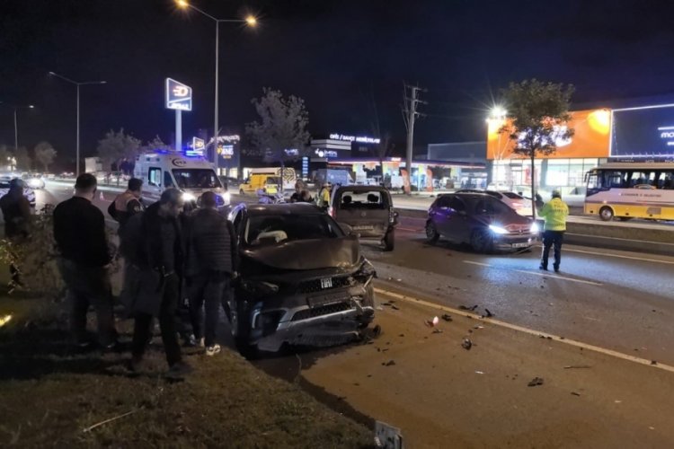 Bursa'da 3 ara&ccedil;lı zincirleme kaza! 3 yaralı var...