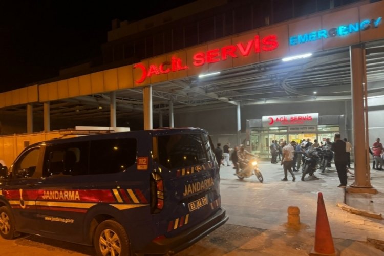 D&uuml;ğ&uuml;nde silahlı kavga: 3 yaralı var...