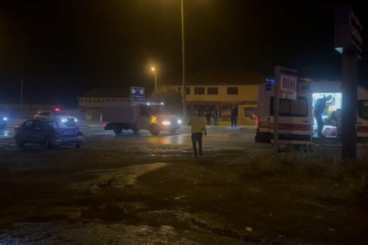 Yolcu otob&uuml;s&uuml; ile otomobil &ccedil;arpıştı: 1 yaralı
