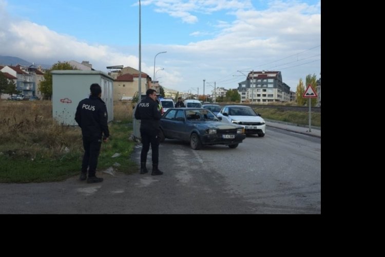 Otomobil iki yayaya &ccedil;arptı!