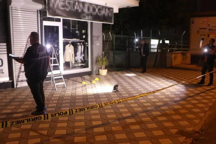 Gece saatlerinde korku dolu anlar! Giyim mağazasına patlayıcı atıldı