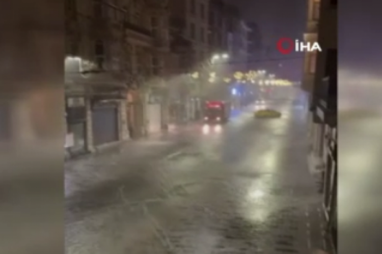 İstanbul yağmura teslim oldu! Zor anlar yaşandı
