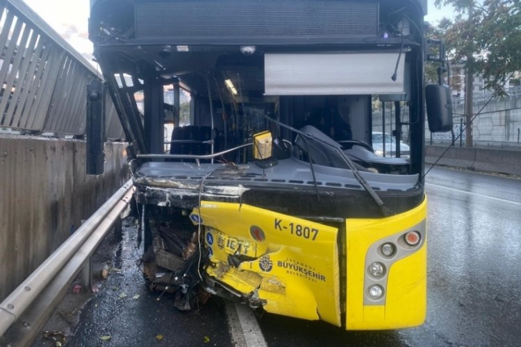 Alkoll&uuml; İETT şof&ouml;r&uuml; bariyerlere saplandı: 2 yaralı