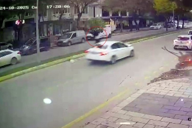 Otomobilin &ccedil;arptığı kadın metrelerce savruldu