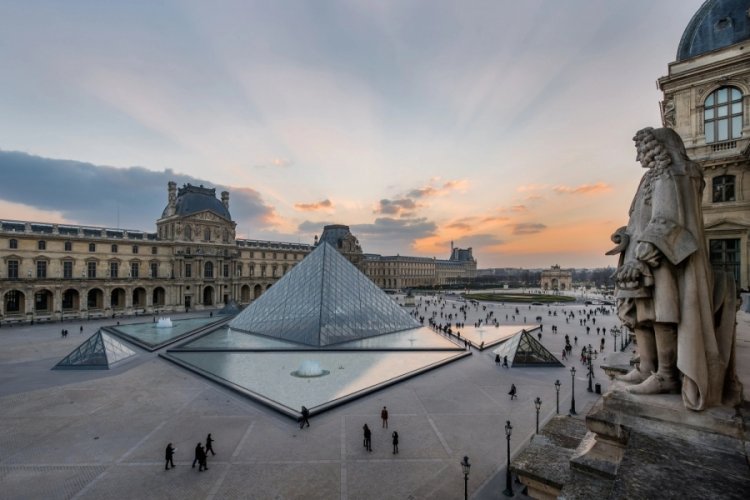Tarihi soygunun olduğu Louvre M&uuml;zesi'nde yeni &ouml;nlem!