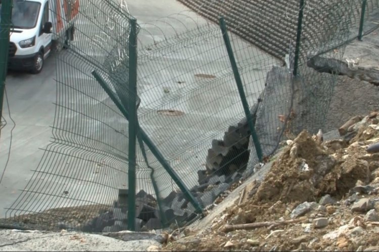 Dondurma fabrikasının istinat duvarı &ccedil;&ouml;kt&uuml;
