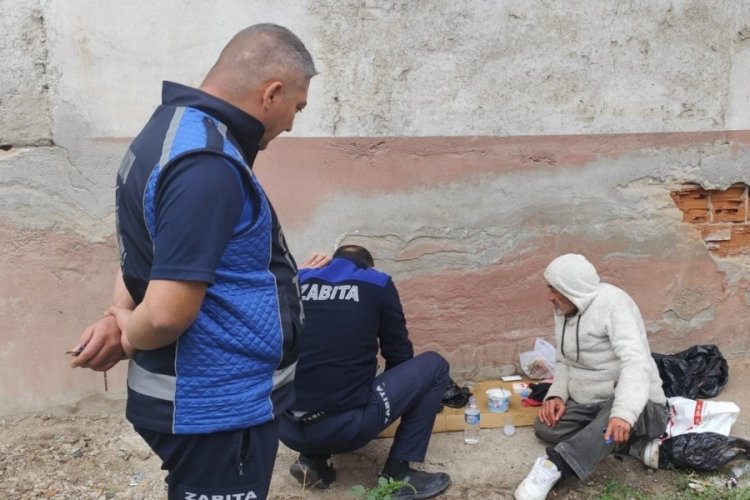 Bursa'da duygulandıran hareket! Sokakta yaşayan yaşlı adama yardım eli