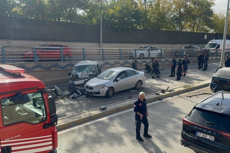 Zincirleme trafik kazası: 1 &ouml;l&uuml;, 4 yaralı