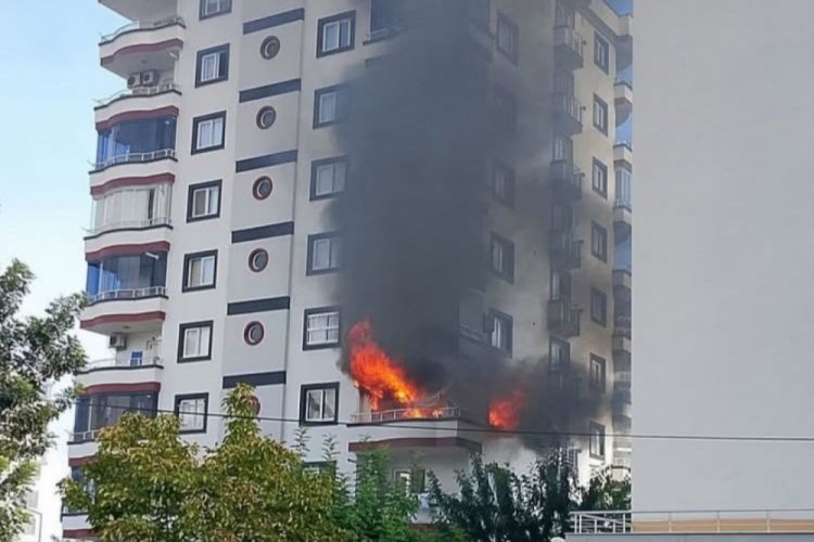 9 katlı binada yangın: Alevler daireyi sardı