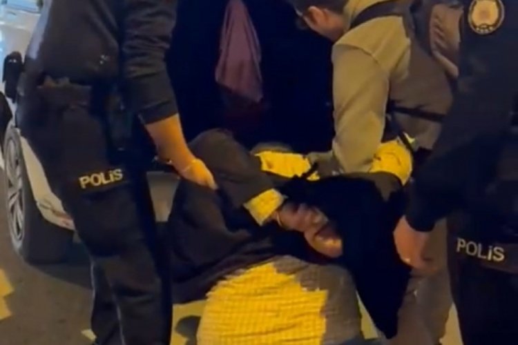 Polislere saldırdı! Yaka pa&ccedil;a g&ouml;zaltına...