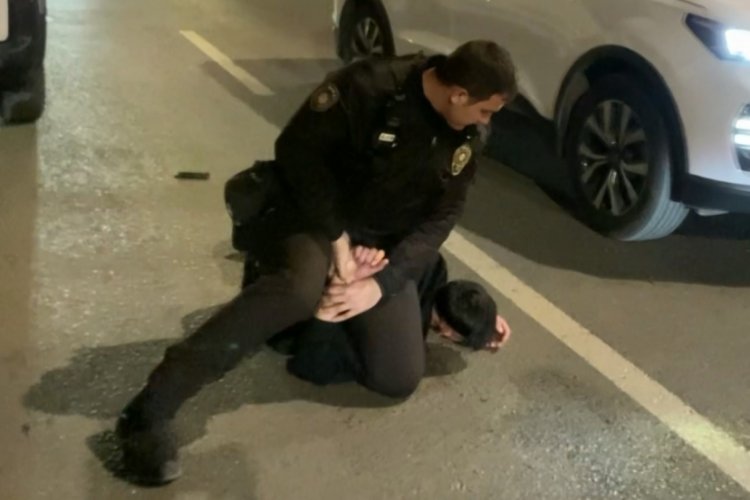D&uuml;kkan basıp gazetecilere saldırdılar! Polise zor anlar...
