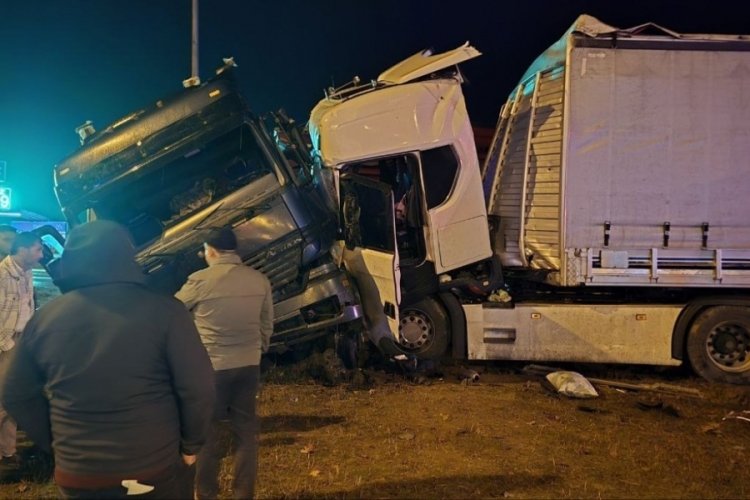 2 tır kavşakta &ccedil;arpıştı: 3 yaralı