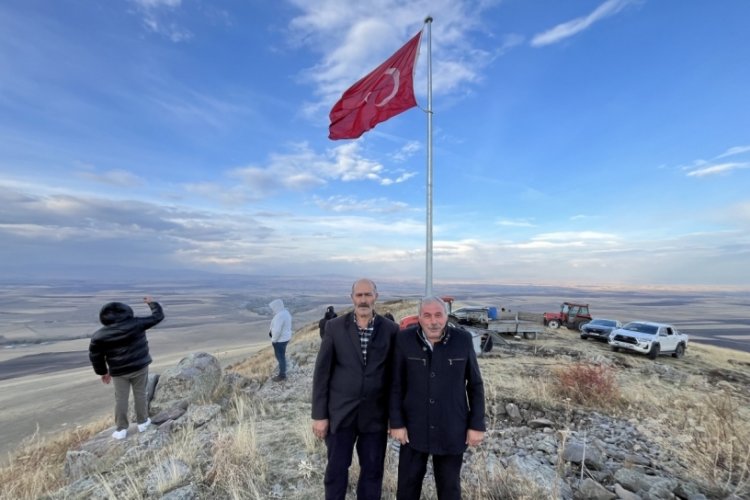 Karslı k&ouml;yl&uuml;lerin 20 yıllık hayali: Ermenistan sınırına T&uuml;rk bayrağı diktiler