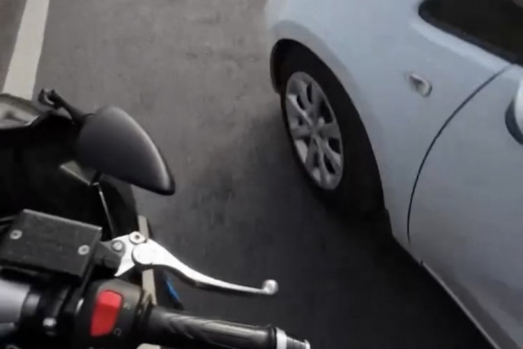 Bursa'da sinirlenen motosikletli aracın aynasını kırdı