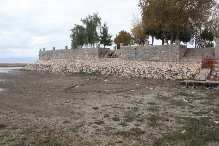 G&ouml;l kurudu! Kayıklarla gezdikleri yerde y&uuml;r&uuml;y&uuml;ş yapıyorlar...