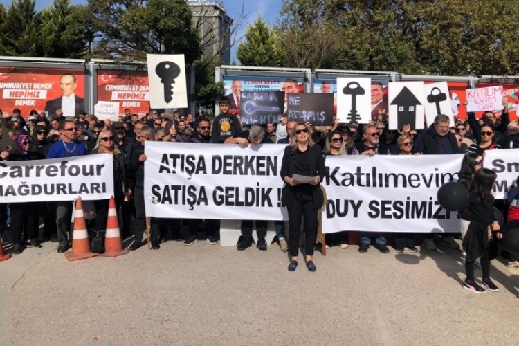 Atış Yapı mağdurları Carrefour &ouml;n&uuml;nde ses y&uuml;kseltti! "Ev değil, adalet istiyoruz"