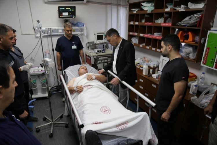 N&ouml;bet başındaki polise bı&ccedil;aklı saldırı