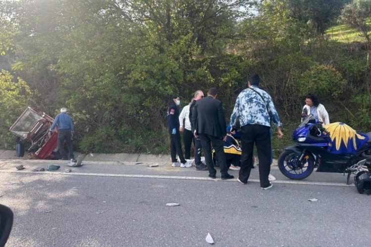 Bursa-Mudanya yolunda kaza! Yol kenarına savruldular...