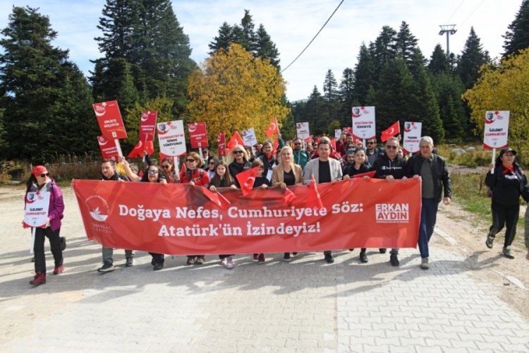 Uludağ'da y&uuml;zlerce kişi Cumhuriyetin izinde y&uuml;r&uuml;d&uuml;