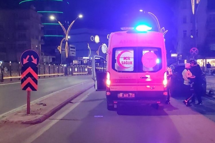 Ref&uuml;jdeki trafik levhasına &ccedil;arpan motosikletteki baba ve oğlu yaralandı