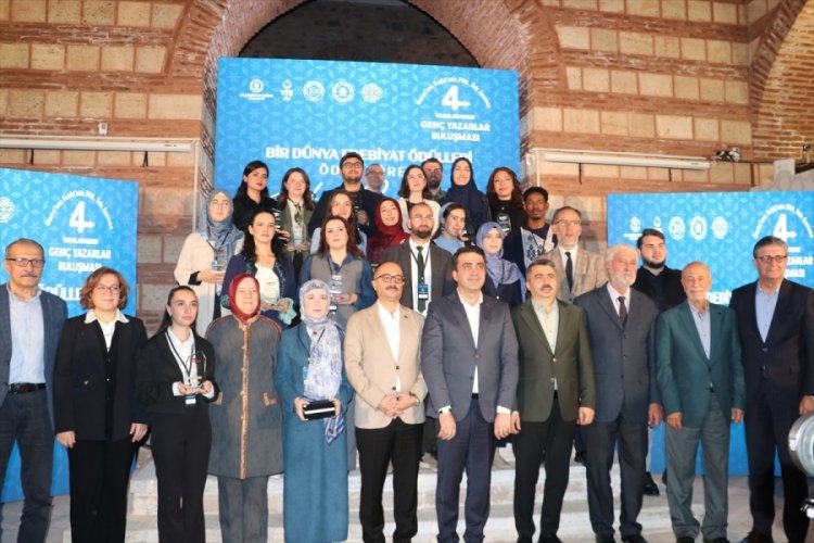 Bursa'da "YTB Bir D&uuml;nya Edebiyat &Ouml;d&uuml;lleri" sahiplerini buldu