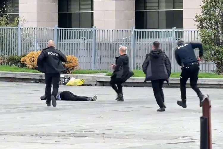 Adliye &ouml;n&uuml;nde hareketli dakikalar! Silah sesleri duyuldu...