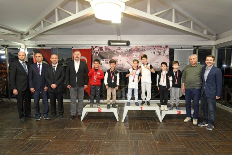 Osmangazi'de satran&ccedil; ustaları kupalarına kavuştu